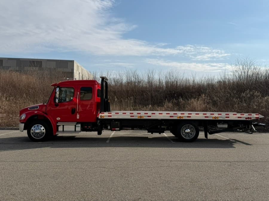 2023 Freightliner M2 106