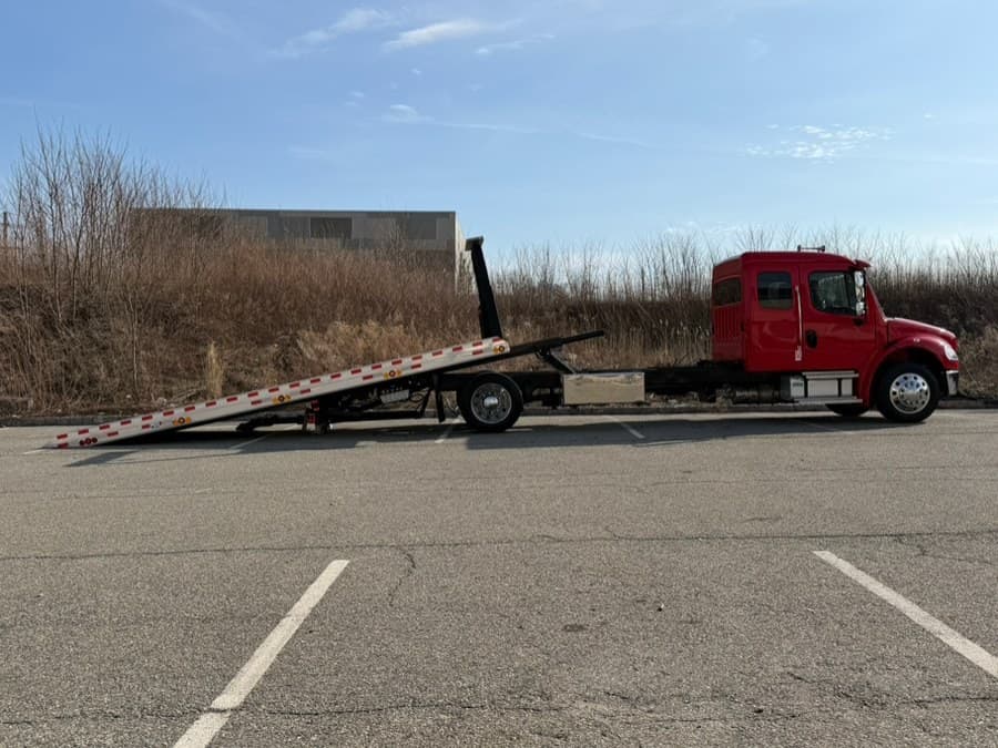 2023 Freightliner M2 106
