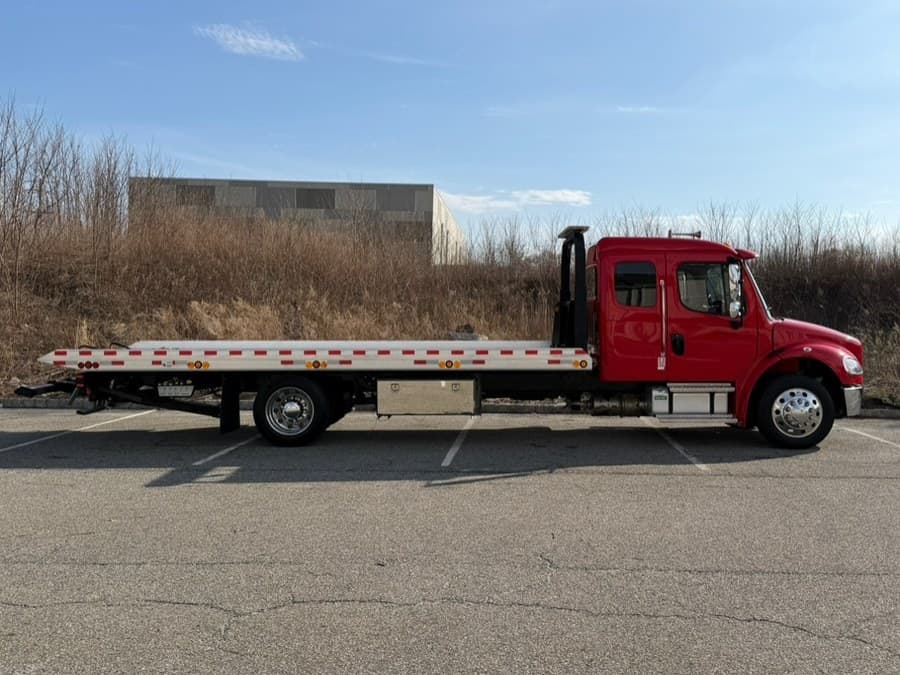 2023 Freightliner M2 106