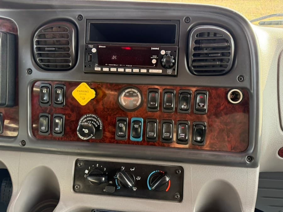 2023 Freightliner M2 106