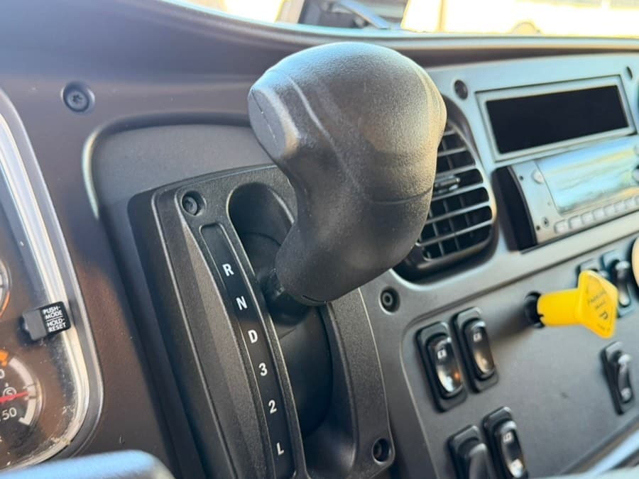 2022 Freightliner M2 106