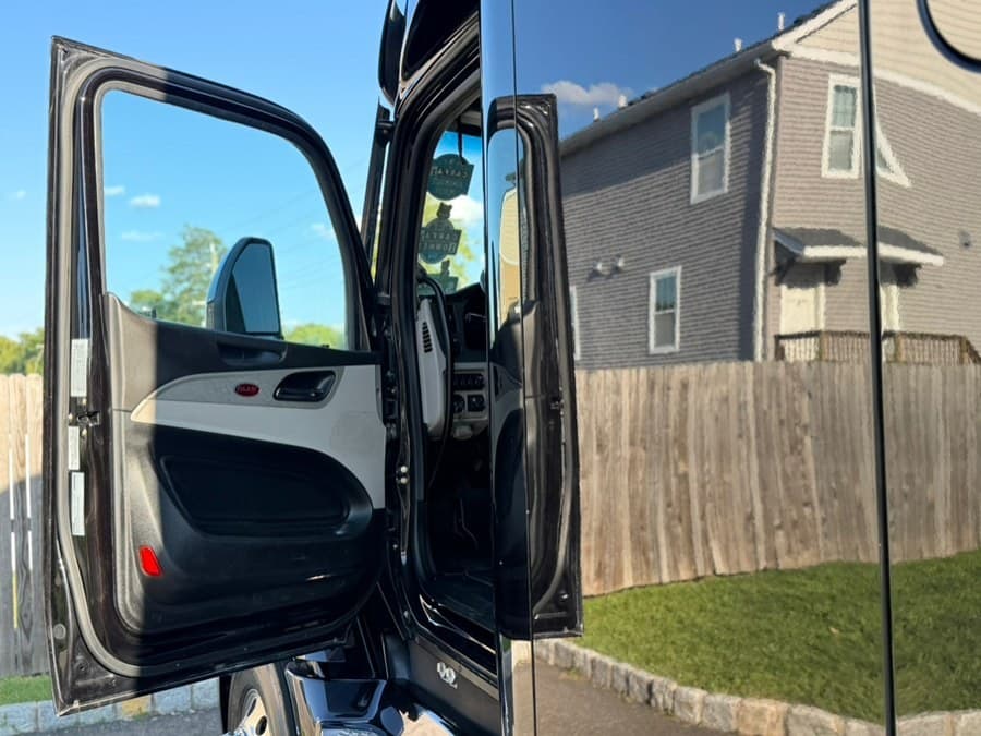 2023 Peterbilt 579