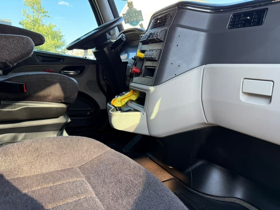 2023 Peterbilt 579