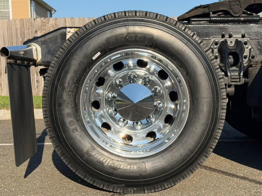 2023 Peterbilt 579