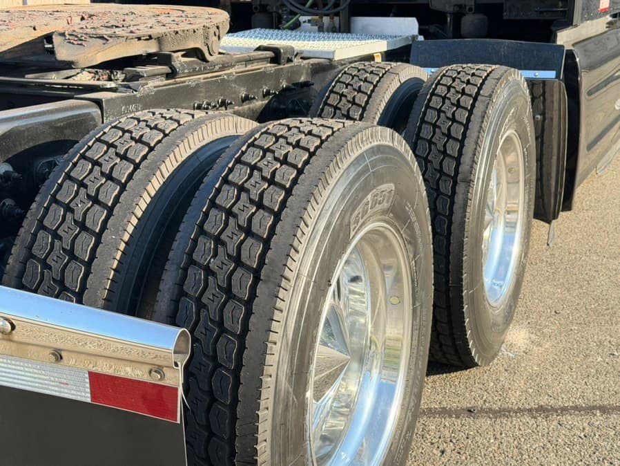 2023 Peterbilt 579