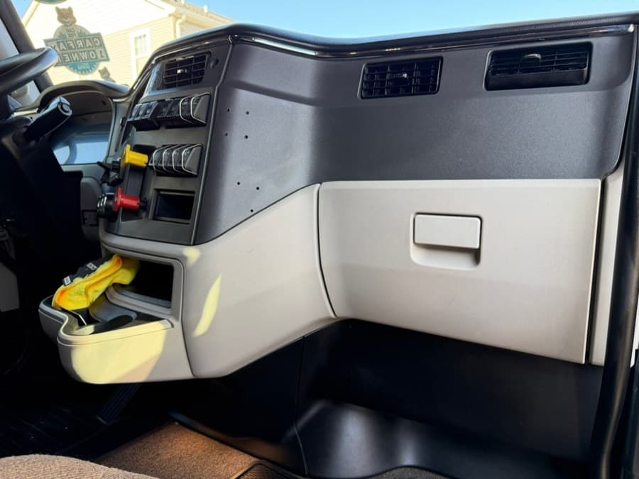 2023 Peterbilt 579