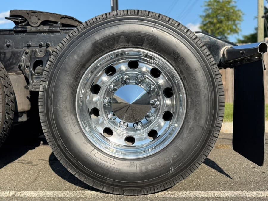 2023 Peterbilt 579