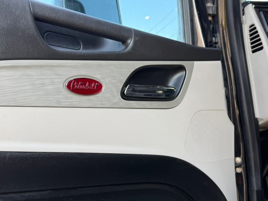 2023 Peterbilt 579