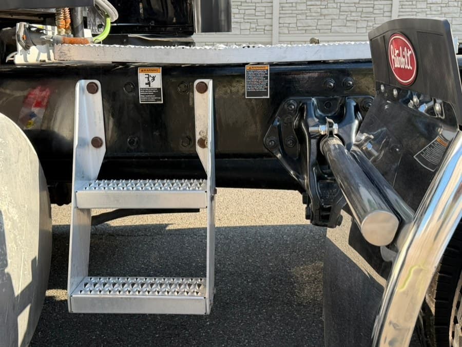 2023 Peterbilt 579