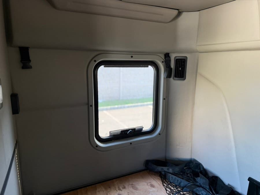 2023 Peterbilt 579