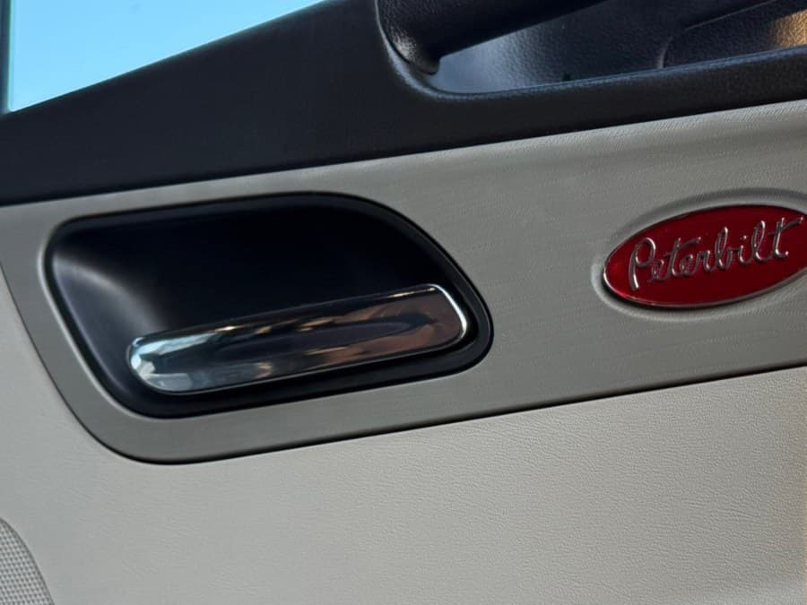 2023 Peterbilt 579