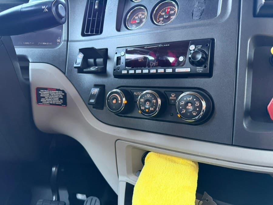 2023 Peterbilt 579