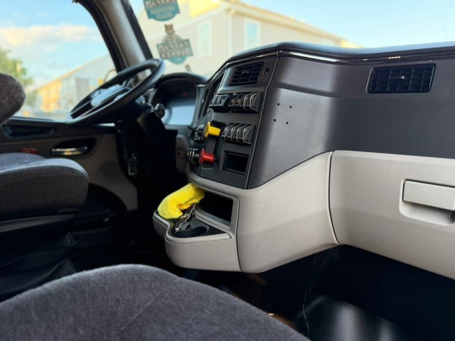 2023 Peterbilt 579