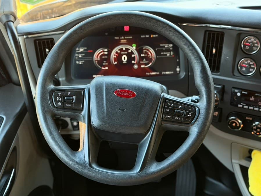 2023 Peterbilt 579