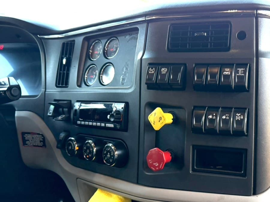2023 Peterbilt 579