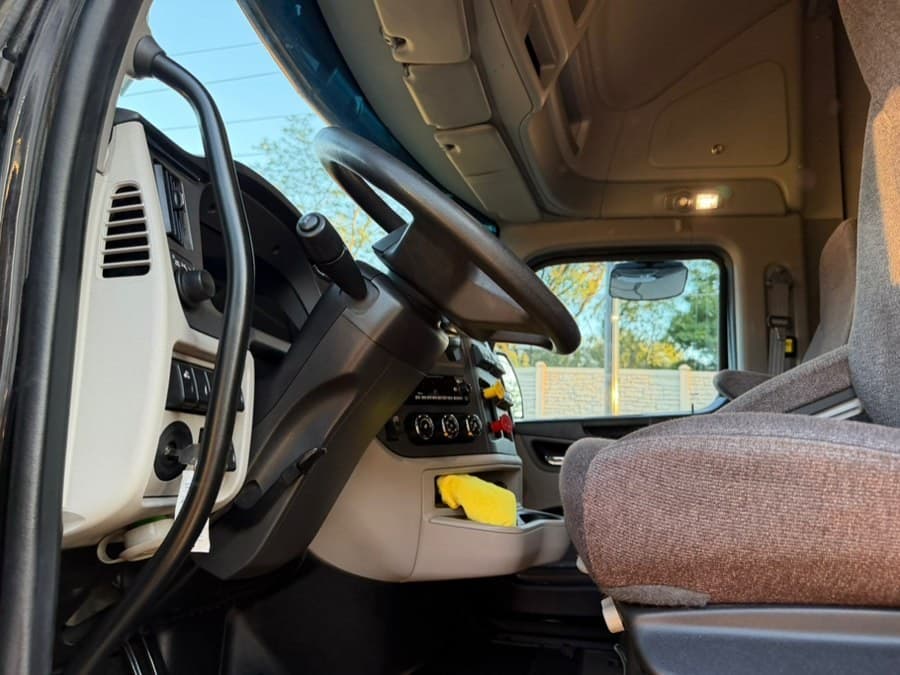 2023 Peterbilt 579