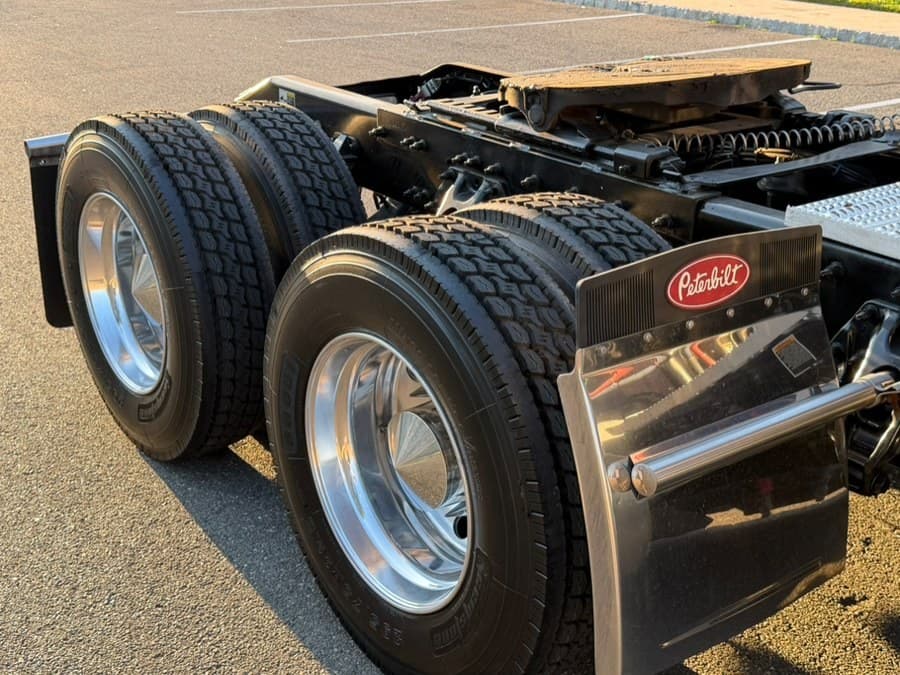 2023 Peterbilt 579