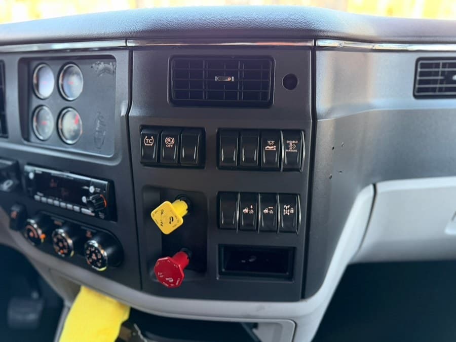 2023 Peterbilt 579