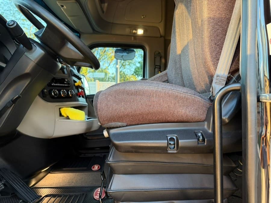 2023 Peterbilt 579