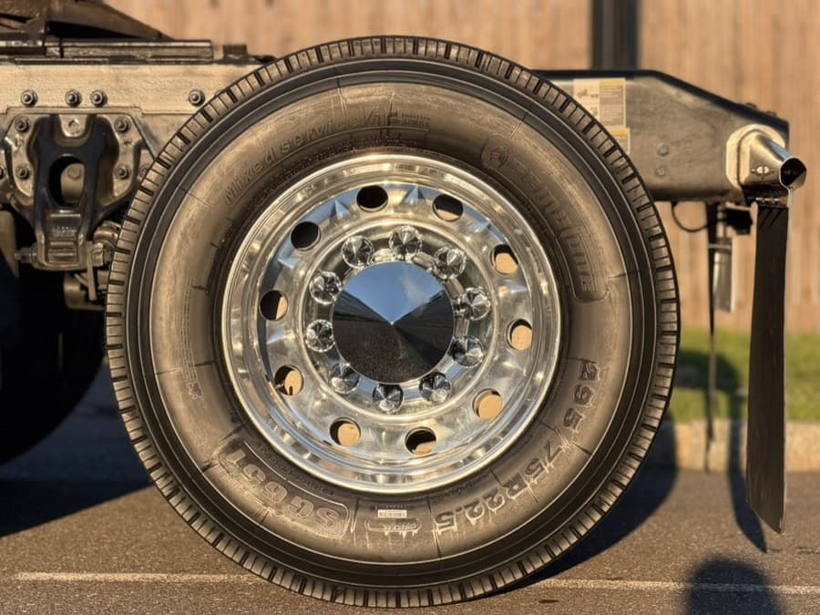 2023 Peterbilt 579