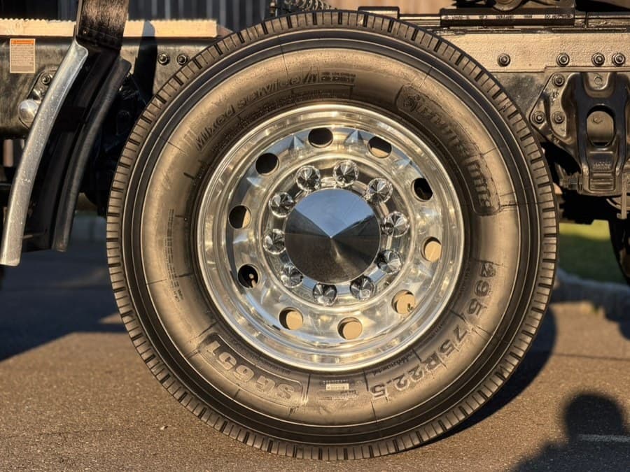 2023 Peterbilt 579