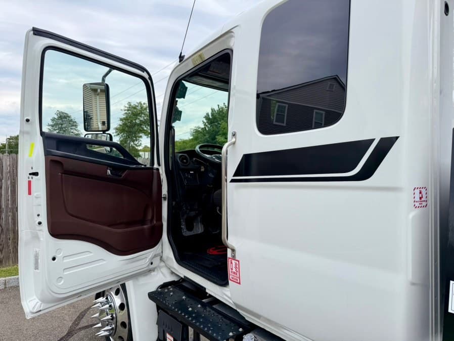 2023 HINO L6