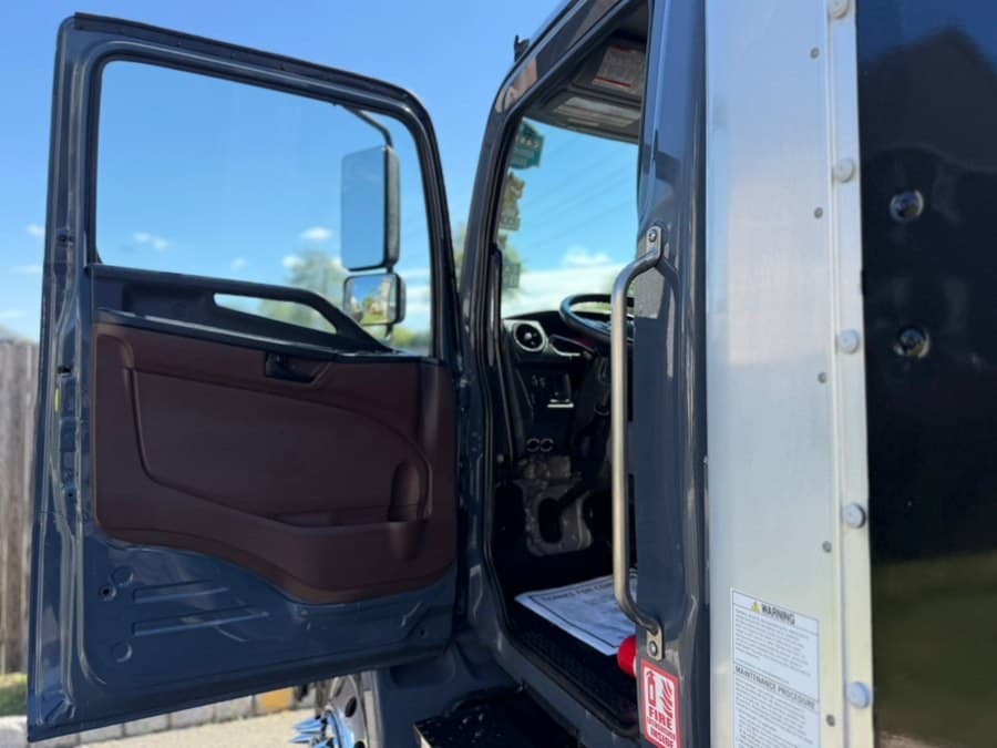2022 HINO L6