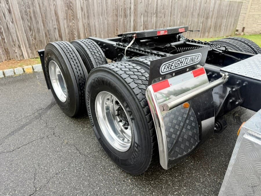 2019 Freightliner Cascadia 125 Extended frame