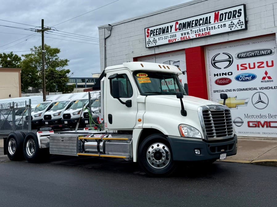 2019 Freightliner Cascadia 125 Extended frame Tandem axle/Fifth wheel/Wet-line setup/Storage