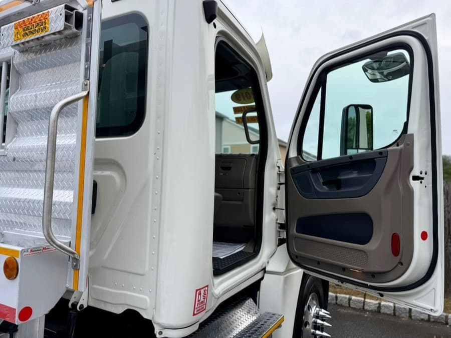 2019 Freightliner Cascadia 125 Extended frame