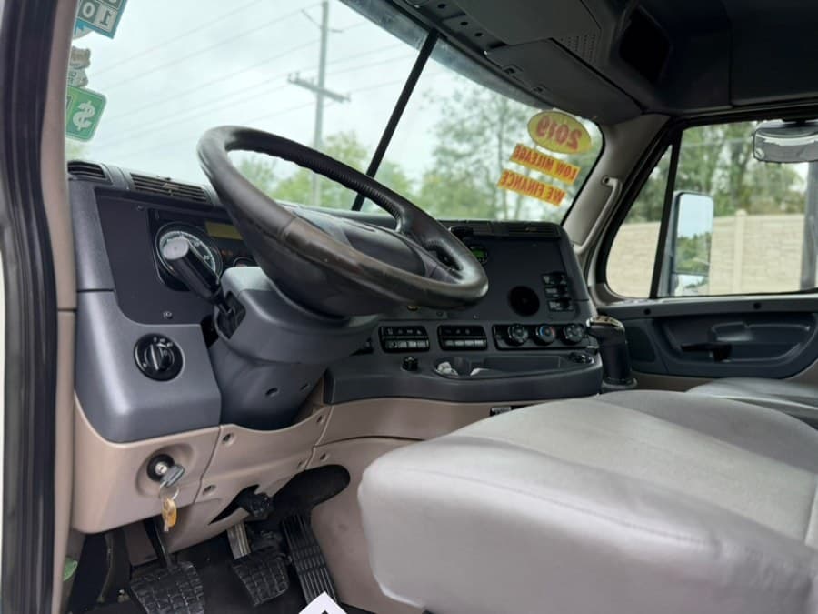 2019 Freightliner Cascadia 125 Extended frame