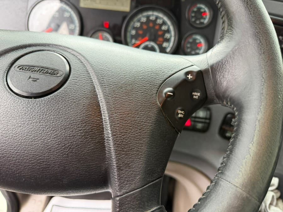 2019 Freightliner Cascadia 125 Extended frame