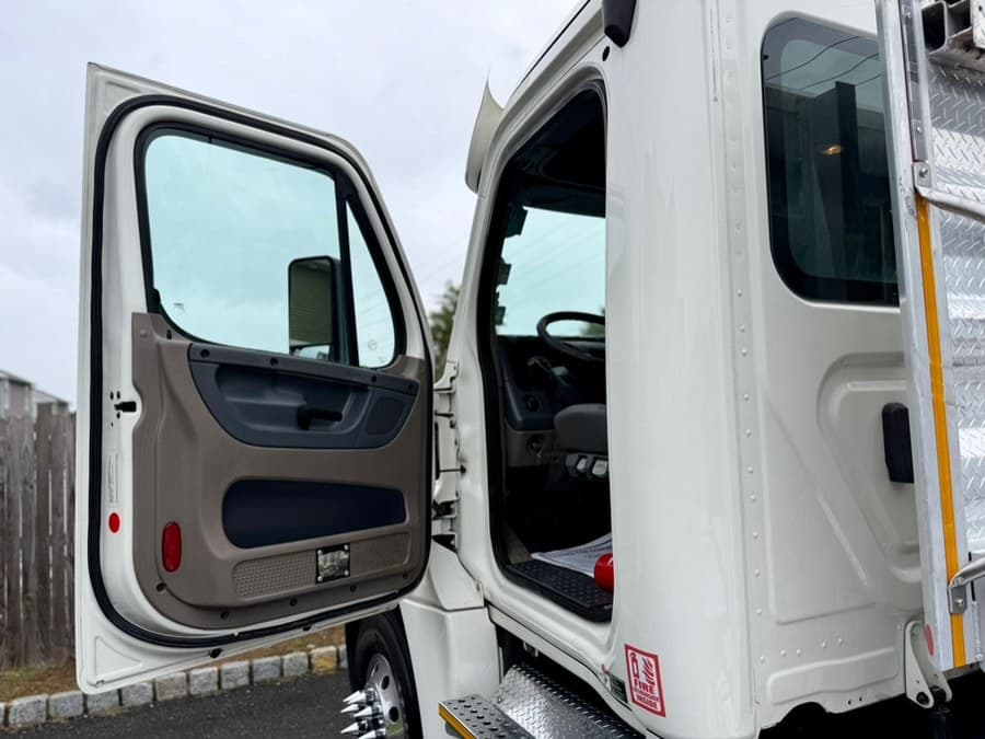 2019 Freightliner Cascadia 125 Extended frame
