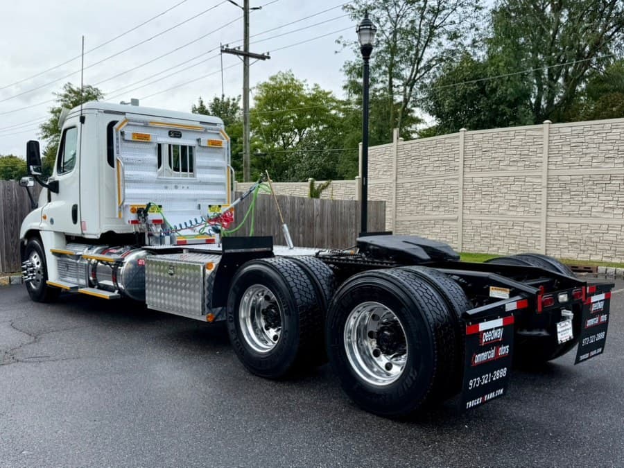 2019 Freightliner Cascadia 125 Extended frame