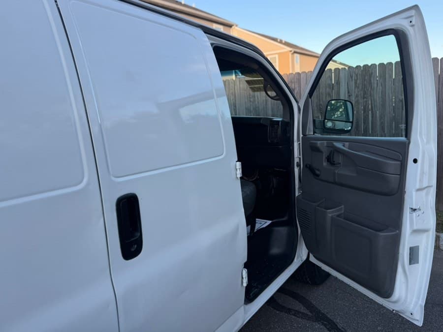 2010 GMC Savana Cargo Van