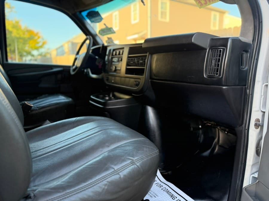 2010 GMC Savana Cargo Van