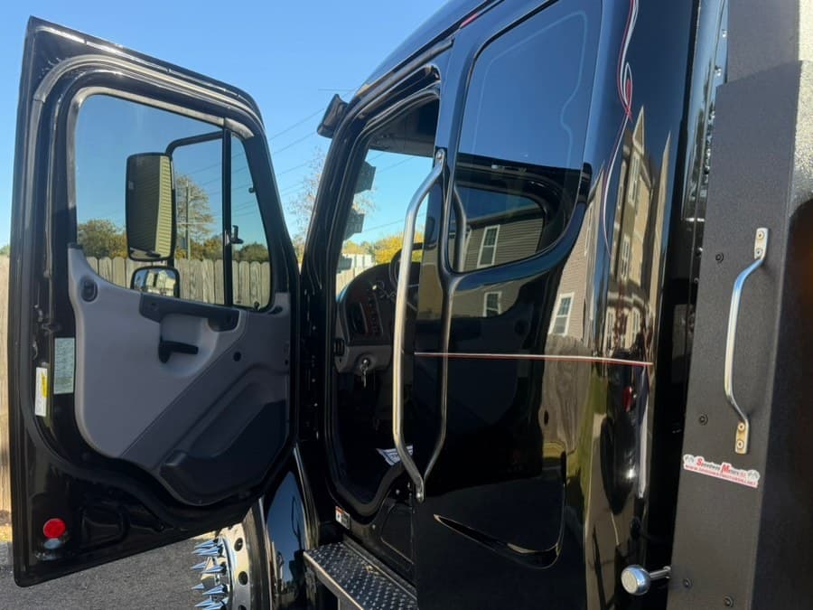 2022 Freightliner M2 106
