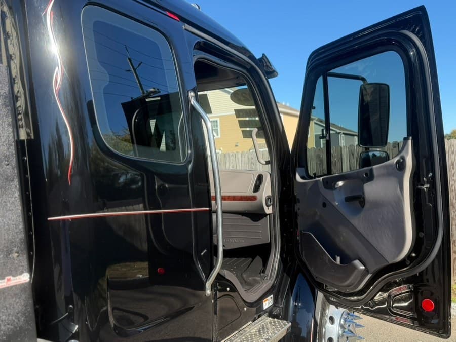 2022 Freightliner M2 106